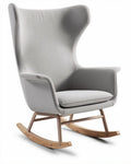 Schommelstoel van grijze stof met houten onderstel 80 x 70 x 100cm